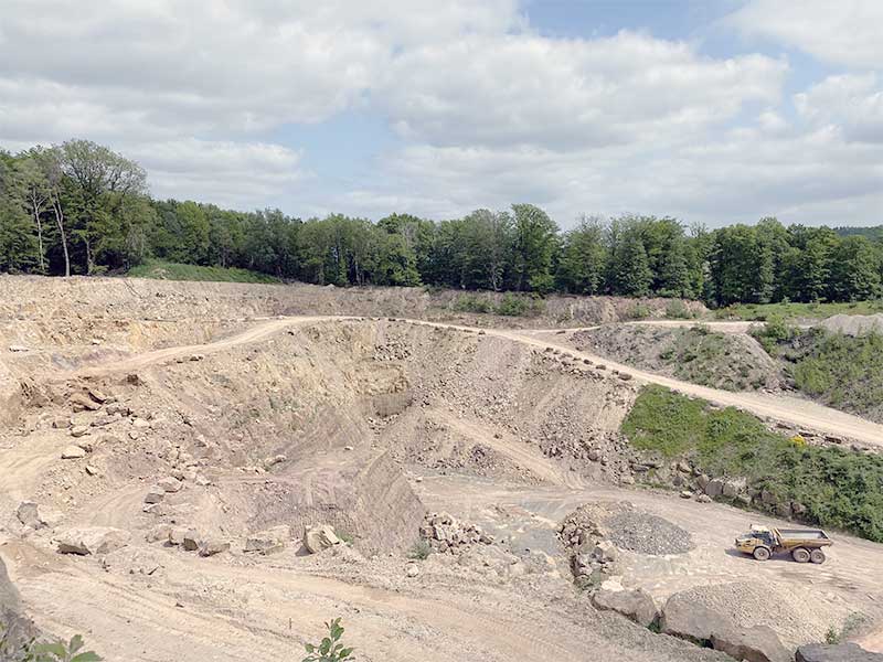 Lergrav med ler til teglproduktion